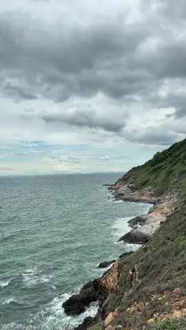 🌊+⛰️=ความสุข #เขาแหลมหญ้า #ระยอง #ทะเล #ภูเขา 
