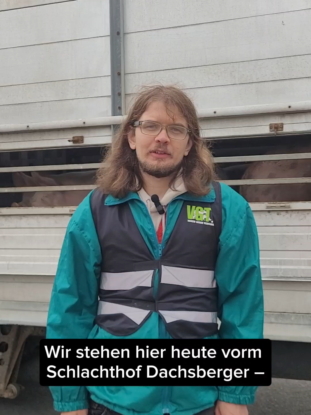 🕯🐖 Zum WELTTIERSCHUTZTAG am 4. Oktober: Heute versammelten sich 20 Tierschützer:innen von uns, animalrights.at und Vienna Animal Save vor einem Schlachthof in Niederösterreich, bei dem wöchentlich tausende Schweine getötet werden.   Den Tieren sollte auf ihrem letzten Weg ein bisschen Trost gespendet werden. Aus dem Schlachthof tönten dabei permanent die gellenden Schreie der Schweine. 💔 Der Großteil der Tiere stammt mit Sicherheit aus der tierquälerischen Haltung auf einstreulosem Vollspaltenboden.  👉 Wir fordern ein Ende dieser Böden und Stroh für die Schweine. 🐷 vgt.at/vollspaltenboden #neinzumvollspaltenboden#schweine