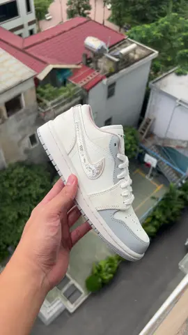 Trên tay mẫu Jordan 1 low Sail Soft Pearl mới ra mắt nhưng cực kỳ nịnh mắt, từng hoạ tiết được hoàn thiện chỉn chu 😘 #jordan1 #jordan1low #xuhuong #sneaker #authentic