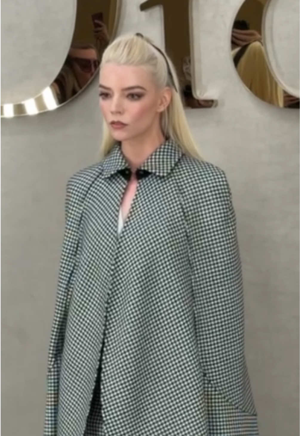 #anyataylorjoy  est au défilé #dior   #fashiontiktok #fashionweek #TikTokFashion 