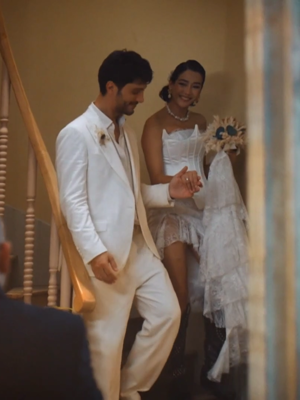 HALEF: Entre el Amor y la Sangre ❤️ ¡Lista para convertirse en el nuevo éxito turco de 2025! ✨ Poco después de casarse en secreto con Melek, el gran amor de su vida, Serhat regresa a Urfa, la ciudad que había evitado durante años. La enfermedad de su padre y una antigua promesa hecha para poner fin a una enemistad de sangre lo obligan a contraer un segundo matrimonio religioso con Yıldız. De ser un cirujano respetado, Serhat pasa a convertirse en el líder de su familia, con la responsabilidad de proteger a su comunidad, mientras su autoridad y su amor se ven amenazados por la llegada de Melek a Urfa. Forzado a compartir techo con ambas mujeres, Serhat enfrenta los secretos que se esconden en cada rincón de la mansión. Aunque intenta conservar su identidad como médico, pronto descubre que Melek también nació en esas tierras y que su regreso no es casual, sino parte de un destino inevitable. Todo cambia cuando Melek presencia la boda forzada de Serhat con Yıldız y queda atrapada en un entorno del que no puede escapar. El secreto más doloroso no tarda en salir a la luz: Melek fue secuestrada de bebé en Urfa y criada en Estambul por padres adoptivos. Al enfrentarse a esta verdad devastadora, comprende que nadie en la mansión es inocente, y que cada miembro de la familia arrastra un pasado marcado por la culpa. Protagonizada por İlhan Şen, Aybüke Pusat y Biran Damla Yılmaz. ¡No te lo pierdas! #Halef 