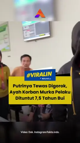 Sebagai informasi, bocah perempuan inisial MA yang baru berusia 10 tahun, adalah korban pembunuhan tragis di Desa Wundubite, Kecamatan Poli-polia, Kabupaten Kolaka Timur, pada Jumat (5/9/2025). Peristiwa ini menggemparkan warga Kolaka Timur. Kini, tuntutan 7,5 tahun penjara dinilai terlalu ringan oleh keluarga korban. Dalam video yang beredar, ayah MA terlihat gemetar dan penuh emosi. Keluarga lain yang datang jauh-jauh dari Kolaka Timur juga meluapkan kekecewaannya. 🎥: Dok. Instagram/fakta.indo. #viral #persidangan #kriminal #sulawesitenggara #akuratco
