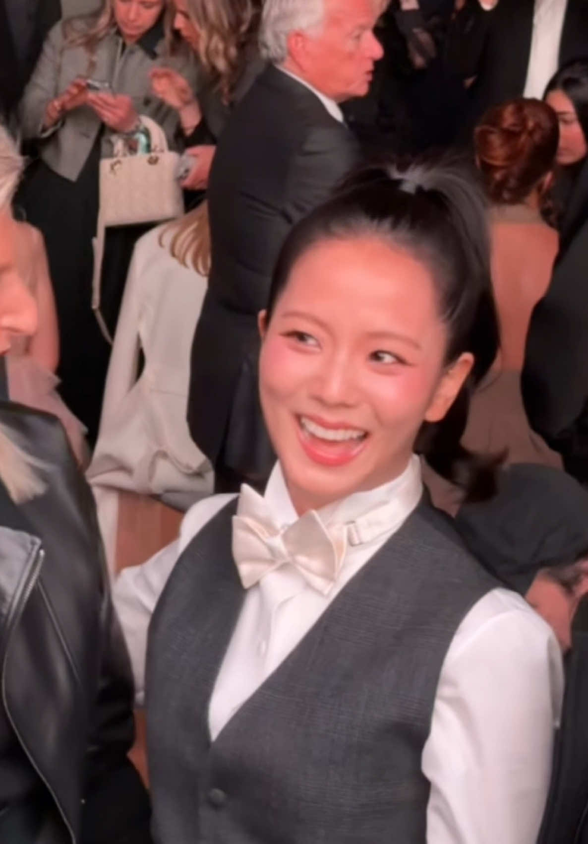 Jisoo is in Paris! We caught #jisoo before the @Dior SS26 show looking like a doll 😊  Video: Hypebae                                       #blackpink  #dior #kpop #pfw 