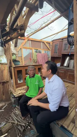 Bupati Cianjur turun langsung memberikan perhatian dan bantuan kepada korban rumah rusak akibat angin puting beliung. Semoga warga yang terdampak diberikan kekuatan dan ketabahan. Karena setiap musibah akan terasa lebih ringan jika kita hadapi bersama, pemerintah akan selalu hadir untuk mendampingi masyarakat di saat sulit. #drmohammadwahyu #bupaticianjur #cianjur 