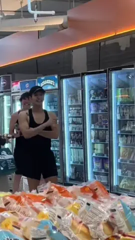 เดินเล่นได้ชิวเลย แล้วพี่การ์ดจะถือของให้ แต่จะถือเองครับ 💕 #jacksonwang  #แจ็คสันหวัง  #王嘉爾  #preaw_wangkim 