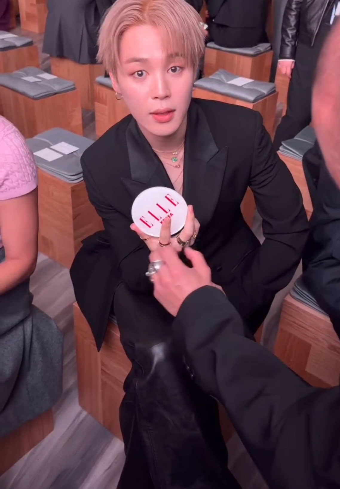 Tôi nguyện Sapam Jimin đêm nay☺️☺️ TRÁNH ĐƯỜNG CHO TRAI ĐẸP ĐI QUA HỘ Ạ  DIOR GLOBAL AMBASSADOR JIMIN  JIMIN AT PARIS FASHION WEEK #JiminxDior #DiorSS26 #PFW @Dior