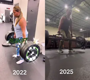 I’m deadlifting about the same weight in both videos but I look 💯 different thanks to @Evolve Athletics @Evolve Athletics 😱 #progress #deadlifting #fatloss #fitmom #strengthtraining 