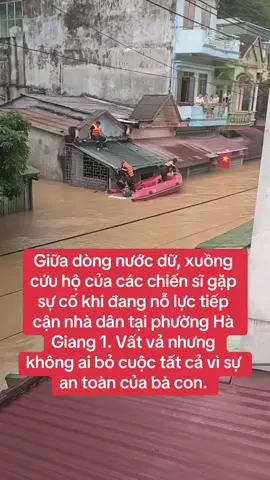 Giữa dòng nước dữ, xuồng cứu hộ của các chiến sĩ gặp sự cố khi đang nỗ lực tiếp cận nhà dân tại phường Hà Giang 1. Vất vả nhưng không ai bỏ cuộc tất cả vì sự an toàn của bà con.#BaoTuyenQuang 