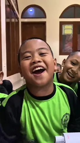 Akhirnya adik Fau di undang ke Trans7 😂😂😂😂 selamat adik 🥰 Anak santri  @Al basyariyah 1 santri cilik , bisa yaaaa 😂👏🏻👏🏻👏🏻 #terompet #terompetviral #terompetpemersatubangsa #btstrans7 #bocahviral 