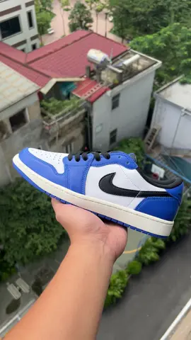 Trên tay mẫu Nike Air Jordan 1 Retro Low OG ‘Game Royal’ cực đẹp cực chất 😎 #jordan1 #jordan1low #jordan1lowog #gameroyal #sneaker