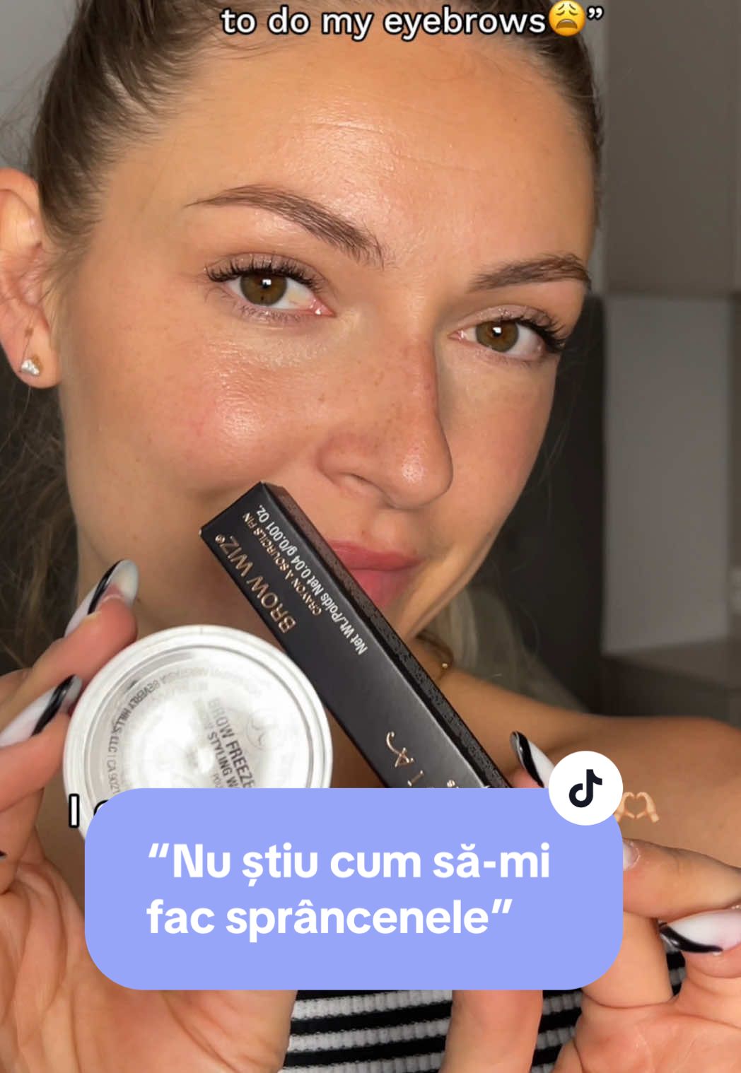 Cea mai interesantă combinație pentru sprâncene se află la orizont 🤩 Și printre acestea se numără cea mai nouă adiție la rutina noastră de machiaj 👉🏼 creionul Brow Wiz 🔥, care este... 🏆 una dintre vedetele mărcii nr. 1 de produse pentru sprâncene din America - @Anastasia Beverly Hills  😍 modalitatea perfectă de a evidenția, colora, modela și umple sprâncenele fără efort suplimentar ✔️ cu un vârf ultrafin pentru o aplicare detaliată și precisă ✨ cheia pentru a arăta întotdeauna frumos și natural 🐇 vegan și cruelty-free ...și te așteaptă în BelleBox ‘Octombrie’, împreună cu ALTE PATRU răsfățuri de frumusețe uimitoare 🫠  Tu ți-ai comandat-o deja? 🥰 📷: @Patricia | UGC Creator  #romania #makeup #5pasidebine #belleboxromania #forupageシ 