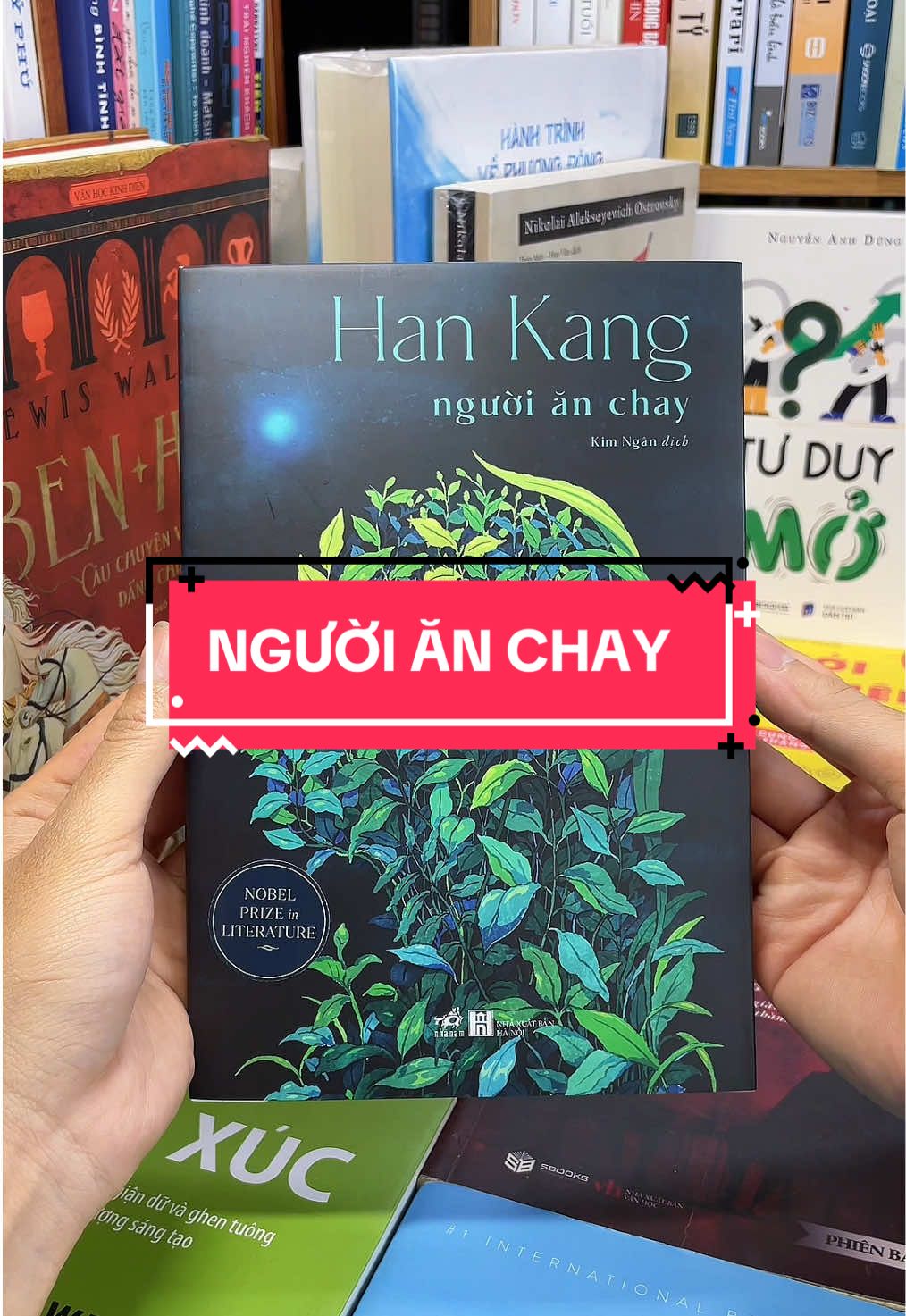 Người Ăn Chay – Khi khát vọng tự do đối đầu với định kiến xã hội. Một người phụ nữ bình thường ở Hàn Quốc, sống cuộc đời lặng lẽ như bao người khác. Nhưng rồi, chỉ vì một giấc mơ ám ảnh, cô quyết định không bao giờ ăn thịt nữa. Từ đây, cả cuộc sống của cô đảo lộn: 	•	Gia đình sốc nặng, coi cô như kẻ điên. 	•	Xã hội nhìn cô bằng ánh mắt dị thường. 	•	Chính cơ thể và tâm hồn cô rơi vào vực xoáy tăm tối. Người Ăn Chay của Han Kang không chỉ là tiểu thuyết, mà là một cơn ác mộng sống động, chạm đến những góc tối sâu kín nhất trong con người: khao khát tự do, sự phản kháng và cái giá phải trả khi đi ngược lại số đông. Không phải ngẫu nhiên mà cuốn sách này đã giành Giải Man Booker Quốc tế và khiến cả thế giới bàn tán. Đây là tác phẩm bạn sẽ không thể gấp lại sau khi lật trang đầu tiên. Hãy sở hữu ngay “Người Ăn Chay” để bước vào hành trình vừa đẹp, vừa đau, vừa ám ảnh đến nghẹt thở!#tiemsachbinhyen #BookTok #sach #sachhay #nguoianchay 