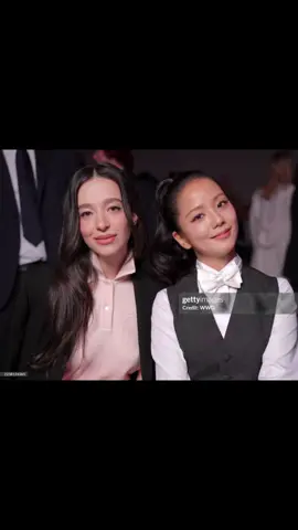 JISOO and actress Mikey Madison. #JISOOxDiorSS26 #JISOO #JISOOxPFW #ParisFashionWeek #JISOOxDior 