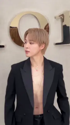 — Dazed Korea en Instagram: 🐥💛💜😍 DIOR con JIMIN  🔗:https://www.instagram.com/reel/DPRHxRuCR8Z/?igsh=MzRlODBiNWFlZA== Cr. Isabel Domínguez 🇲🇽 #PFW #JIMIN #JiminxDior #DiorSS26 