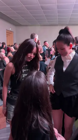 What we would do to be part of this girl chat with Jisoo, Jenna Ortega and Mikey Madison at Dior’s Paris Fashion Week Show 😍 Video: Hypebae  #parisfashionweek #jennaortega #jisoo #mikeymadison 