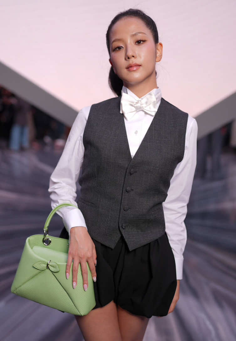 the way lingorm were fangirling over seeing Jisoo  #JISOO #JICHU #KIMJISOO #JISOOxDiorSS26 #DiorSS26 #PFW #DIOR #lingorm 