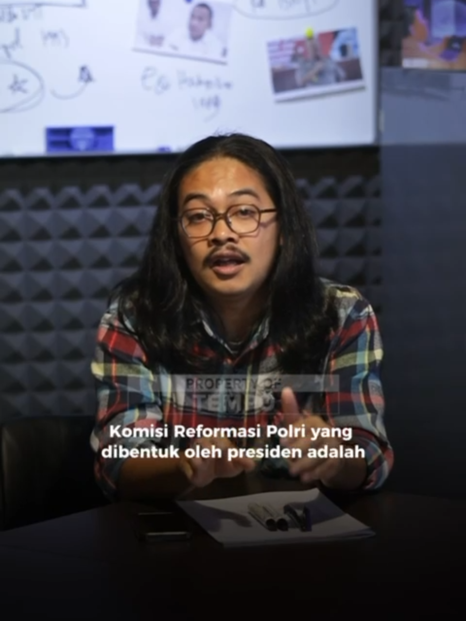Kasak-kusuk Pergantian Kapolri Presiden Prabowo sudah memberikan sinyal akan membentuk Komisi Reformasi Kepolisian di depan sejumlah tokoh Gerakan Nurani Bangsa (GNB). Di balik agenda reformasi ini, ada kasak-kusuk soal pergantian Kapolri. Siapa saja nama yang digadang-gadang akan menjadi calon pengganti Listyo Sigit Prabowo?  Simak selengkapnya di program Tukang Kupas Perkara. Tayang premiere hari Kamis, 2 Oktober 2025 pukul 19.30 WIB di YouTube Tempodotco dan Spotify. @tvtempo #TukangKupasPerkara #Tempodotco