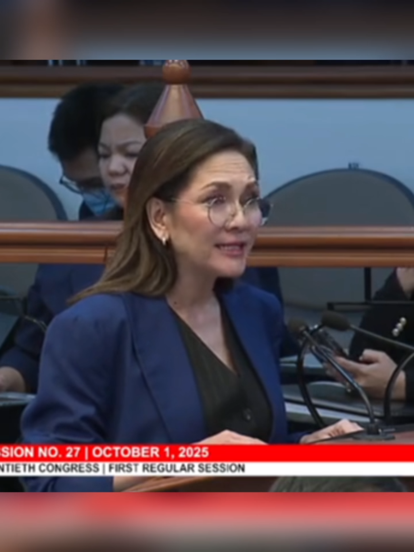 “KAPAG ORDINARYONG LOLO ANG INAKUSAHANG NAGNAKAW, PUWEDENG KULONG AGAD AT ‘DI MAKAPAG-PIYANSA. PERO DITO, GOBYERNO MISMO ANG LUMALABAN PARA BIGYAN NG HOUSE ARREST ANG ISANG TAONG AKUSADO NG MGA NAPAKABIBIGAT NA KRIMEN”  ‘Yan ang isa sa mga paliwanag ni Sen. Risa Hontiveros kung bakit tutol siya sa panawagang house arrest para kay dating Pangulong Rodrigo Duterte.  Aniya, posibleng magbigay ito ng impresyon na binibigyan ng “special treatment” ang isang makapangyarihang indibidwal. 📸: Senate
