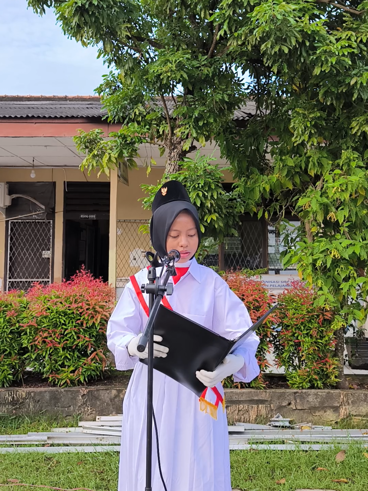 Pembacaan Ikrar Hari Kesaktian Pancasila pada upacara memperingati hari kesaktian Pancasila di SMP Negeri 35 Palembang. #ikrar #hari #kesaktian #pancasila #smpn35palembang 