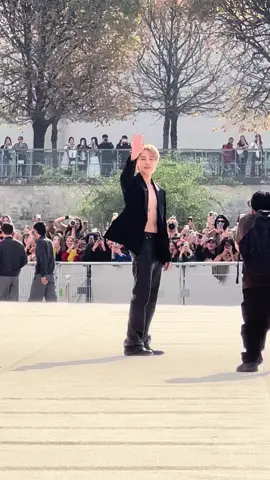 Jimin is here ! @Dior  #jimin #bts #dior #pfw 