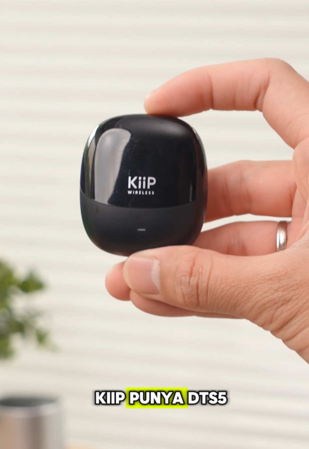 biar gak berebutan play musik di speaker, mending denger musik sendiri pane TWS daily KiiP DTS5 ini sob, dapetin harga diskon dengan check out di live stream👌🏻🥰 #kiipindonesia #tws #dts5 #daily 