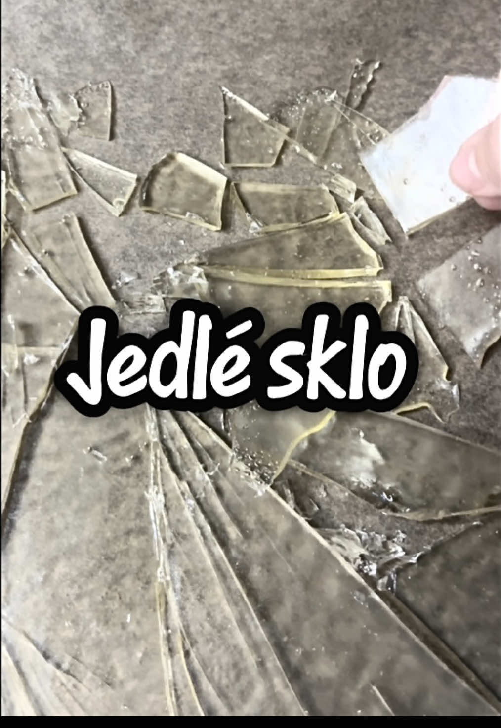 Jedlé sklo – cukrová dekorace ✨ Chceš ozdobit své dezerty neobyčejným způsobem? Tady je jednoduchý recept: Co budeš potřebovat?  * 200 g cukru * 60 ml vody * 50 g glukózového sirupu Postup: 1. Smíchej cukr, vodu a glukózový sirup v hrnci. 2. Svař na cca 155 °C (tvrdý karamél). 3. Nalij na pečicí papír a nech úplně vychladnout. 4. Nalámej na kousky a použij jako dekoraci 💡 Tip: Skvěle se hodí na dorty, dezerty nebo jen tak pro parádu! Na mém profilu se můžeš inspirovat!  #fyp #viral #recept #glass #cakedecorating 