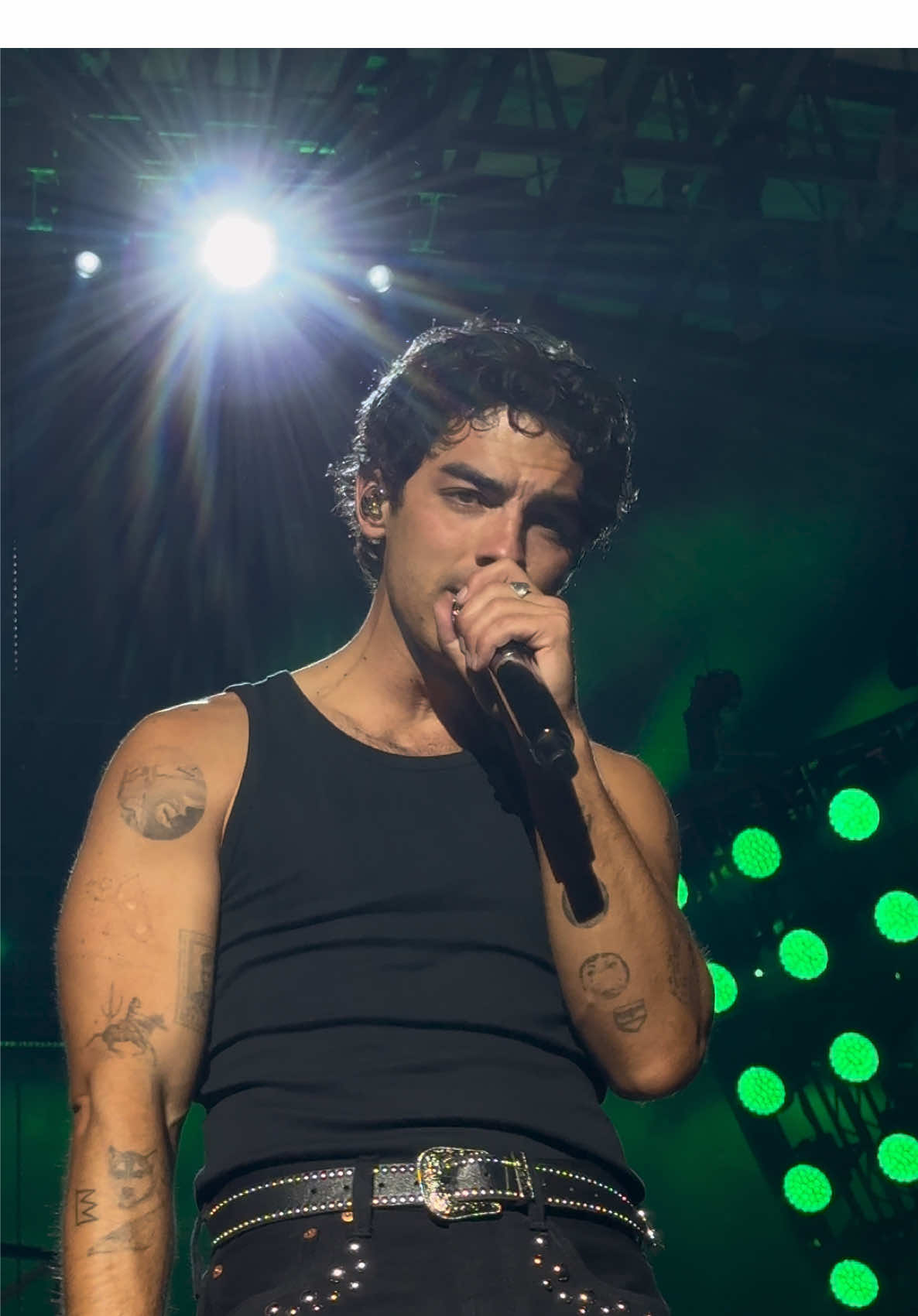 my god he’s so hot bro what the hell #jonasbrothers #joejonas #greetingsfromyourhometown #fyp #jonas20 