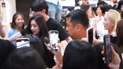 bringing back this iconic moment when ahyeon returned to korea alone at midnight and was greeted by so many fans waiting for her  #AHYEON #아현 #정아현 #アヒョン 