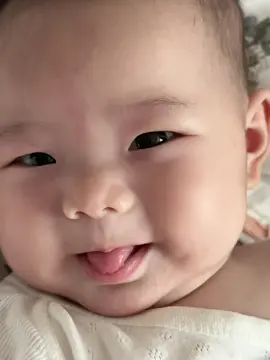 ẻm cứ tủm tỉm cả ngày thui 😘#dangyeu #baby #embe #embedangyeu #cute 