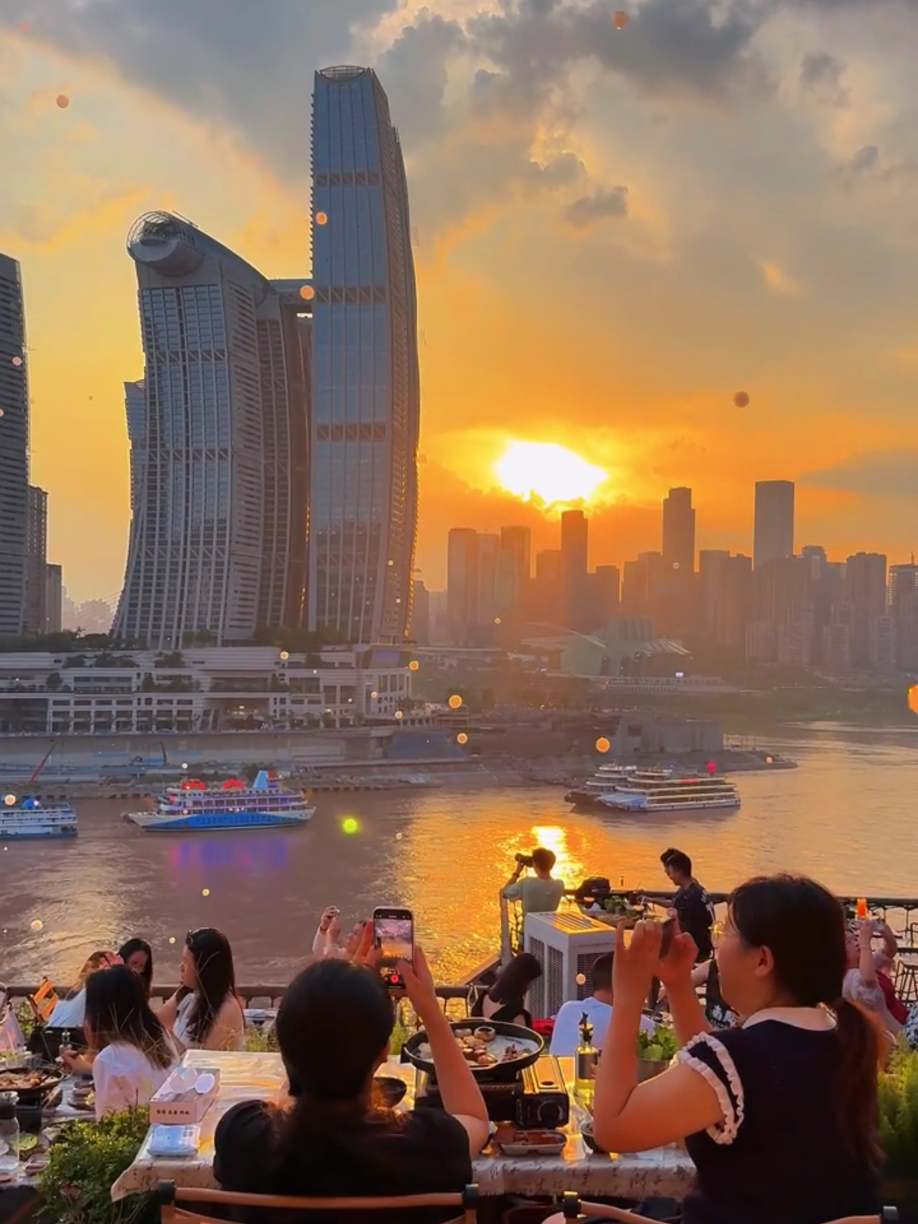Best Rooftop in Chicago 😍  #chicago #downtown #chicagodowntown #rooftop #usa    Chicago, travel Chicago, winter road trip in Chicago, scenic city winter drive, snow drive, Trump International Hotel & Tower Chicago, London House Chicago