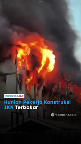 Kebakaran melanda Hunian Pekerja Konstruksi (HPK) 1 Tower 14 di kawasan Ibu Kota Nusantara (IKN), Rabu (1/10/2025) sore. Api yang diduga muncul dari lantai 4 cepat membesar karena material bangunan berbahan modular. Petugas damkar dari lima posko dengan 15 unit mobil dan 8 tangki air dikerahkan ke lokasi. Api akhirnya berhasil dipadamkan sekitar pukul 19.00 WITA. Tidak ada korban jiwa, sementara penyebab kebakaran masih diselidiki. —- #Radarpena #Radarpenanews #IKN #IbuKotaNusantara #Kebakaran 