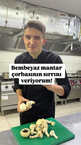 🍄Mantar çorbası neden kararır biliyor musunuz? Çoğu zaman ya mantarı doğradıktan sonra uzun süre bekletip havayla temas ettirdiğimiz için oksitlenir, ya da çorbayı yaparken mantarları fazla kavurup suyunu salıp geri çektirdiğimiz için rengi koyulaşır. Bu iki hatayı yapmadan bembeyaz bir mantar çorbası mümkün. Ben çorbaya tereyağı ve biraz sıvı yağ ile unu kavurarak başladım. Soğuk süt ve soğuk suyla açarken birkaç damla limon ekledim ki pH düşsün, enzimler yavaşlasın ve kararma azalsın. Kabuğunu soyduğum mantarları hiç kavurmadan doğrayıp doğrudan çorbaya aldım. Kaynadıktan ve mantarlar piştikten sonra kremayı çorbanın suyuyla alıştırarak (temperleme) ekledim ki kesilme olmasın. Altını kapatınca maydanoz ve dereotu ile tazeledim, tuzla dengeledim. Sonuç: İpeksi dokulu, bembeyaz bir mantar çorbası.Afiyet olsun 🙏🏻 ❓Sizde mantarı yıkamak yerine silip kabuğunu soymayı mı tercih ediyorsunuz? 👍🏻Faydalıysa beğenmeyi, 📖Lazım olur diyorsanız kaydetmeyi, ✈️Mantarı sürekli karartan arkadaşına göndermeyi, 👀Tariften çok teknik öğrenmek için beni takip etmeyi unutmayın. 6 Kişilik Mantar Çorbası 	•	500 g kültür mantarı (kabuğu soyulmuş, doğranmış) 	•	40 g tereyağı 	•	20 ml sıvı yağ 	•	40 g un 	•	1 L soğuk süt 	•	750 ml soğuk su 	•	200 ml krema 	•	1–2 ml (birkaç damla) limon suyu 	•	Tuz 	•	Üzeri için: ince kıyılmış maydanoz ve dereotu