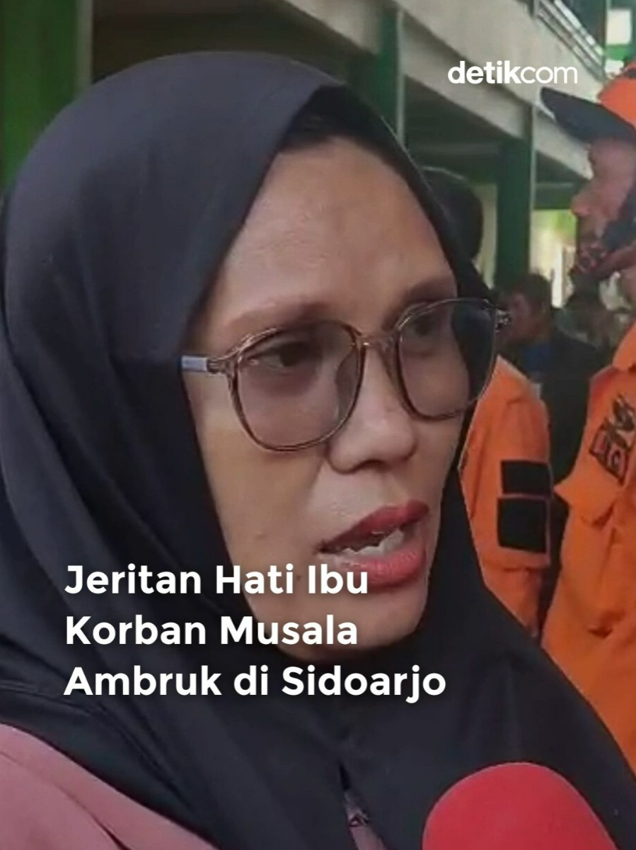 Tutik berasal dari daerah Blegah, Madura, Jawa Timur. Dia merupakan orang tua dari Ahmad Suaepi (15), santri kelas 1 Ponpes Al-Khoziny yang sampai dengan Rabu (1/10/2025) masih belum bisa dievakuasi dari reruntuhan. Terkait alat berat yang sudah ada tapi belum digunakan, Kepala Pusat Data, Informasi, dan Komunikasi Kebencanaan BNPB Abdul Muhari buka suara. Menurutnya hal ini justru dilakukan demi evakuasi korban selamat. 