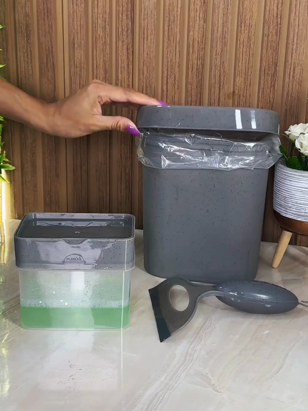 🧼🚮 Kit completo pra manter sua pia limpa e organizada! 💡 Lixeira com suporte + pote para sabão + rodo de pia = praticidade total! Já garante o seu antes que acabe! 🔥  #Casaual #DicaDeCasa #Organização #TikTokCasa #Achadinhos