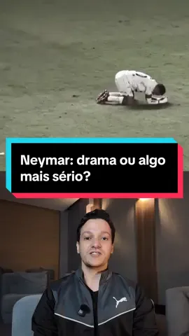 Neymar não é “cai-cai”! Três lesões musculares em seis meses e agora mais uma no quadríceps mostram algo que acontece no profissional… e também no futebol de quarta com os amigos. - Lesão muscular não é frescura. - Voltar cedo demais aumenta o risco de recorrência. - Sem fortalecimento e progressão, a lesão se repete. No profissional, a pressão por voltar rápido cobra caro. No amador recreacional, a negligência faz o mesmo: a famosa “fisgada” ignorada pode virar semanas fora do campo, dor no trabalho e até novas lesões. Na ciência do esporte “a regra” é clara: tratar, fortalecer e respeitar critérios de retorno são a chave. Nem o talento de Neymar, Kaká, Ronaldo ou Ronaldinho foi suficiente pra escapar das consequências da pressa e da sobrecarga. - - - Referências: Santos confirmam nova lesão no semimembranoso da coxa esquerda de Neymar. O Globo, 2025. Neymar diagnosticado com lesão grau 2 no quadríceps; previsão de 4 a 8 semanas de recuperação. Leal Junior Sports, 2025. Arundale AJH, Bizzini M, et al. Return to sport after ACL reconstruction: procedures and criteria-based progression. Br J Sports Med. 2018. Gabbett TJ. The training-injury prevention paradox: should athletes be training smarter and harder? Br J Sports Med. 2016. - - - #futebol #neymar #lesaomuscular 