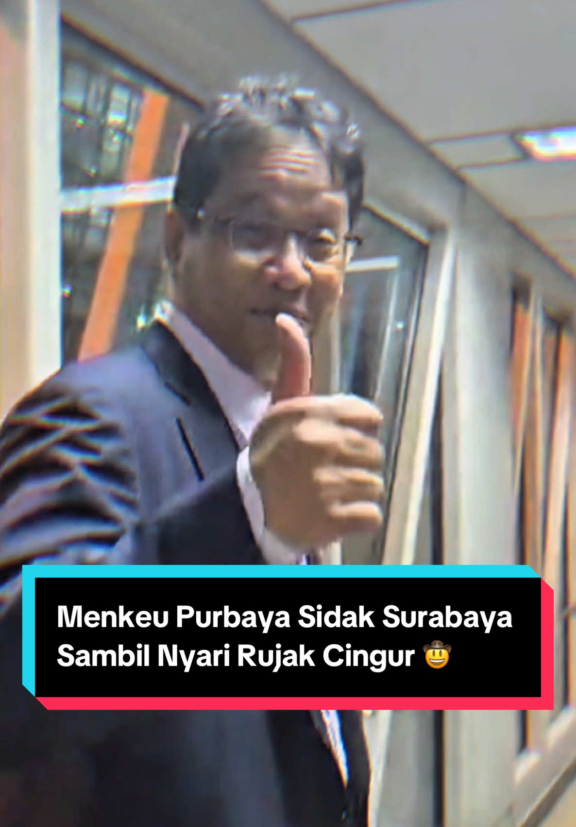 Setelah menikmati nasi ayam penyet di kantin tenda biru Ditjen Pajak, malam ini Menkeu @Purbaya Yudhi Sadewa bertolak ke Surabaya untuk mencari rujak cingur.  Halo, warga Surabaya! Ada rekomendasi rujak cingur untuk Pak Menkeu?😊