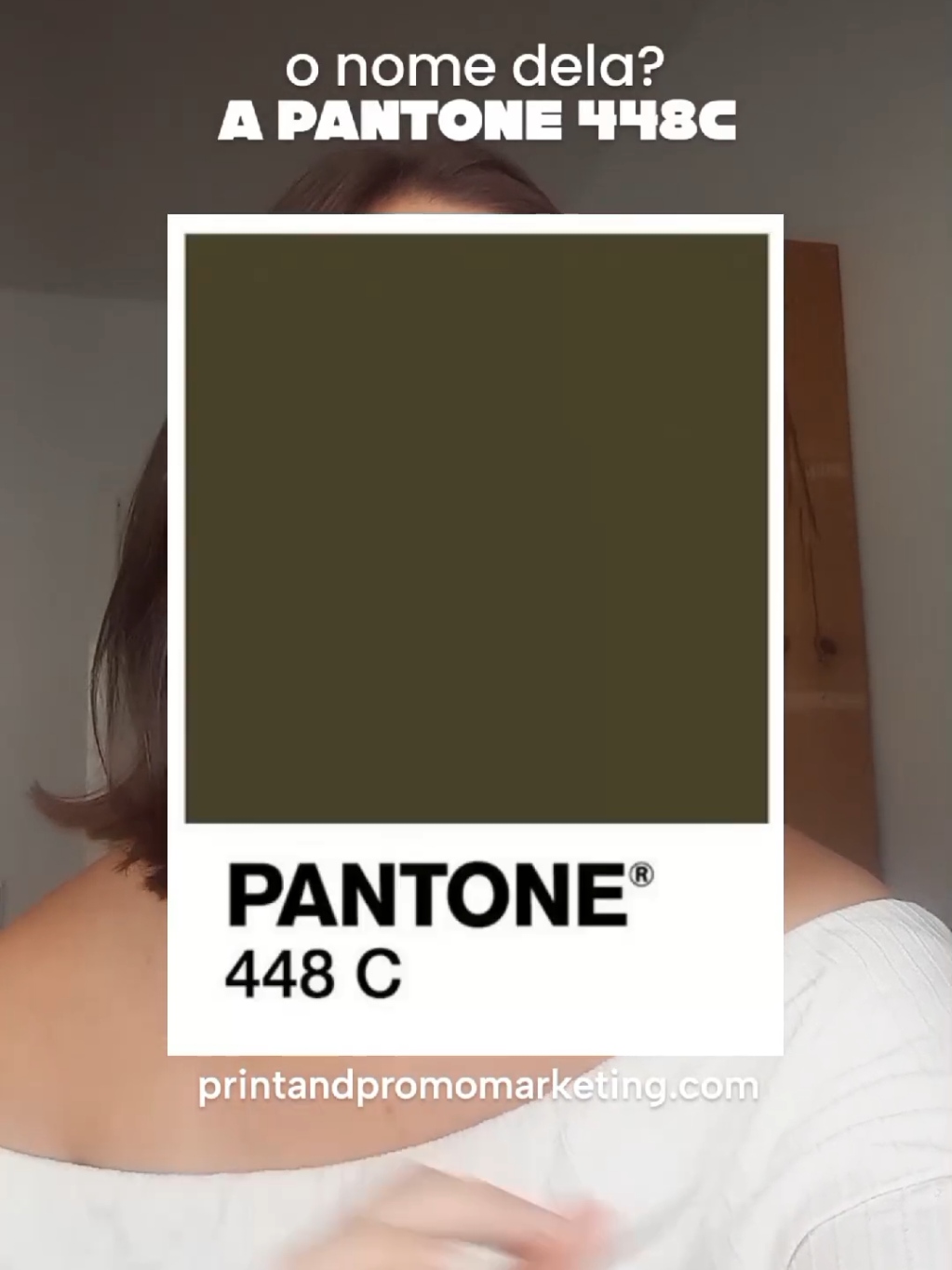 Pantone 448C 🎨
 A cor considerada a mais feia do mundo — usada em embalagens de cigarro para
 causar rejeição.
 👉 Você acha que existe cor feia ou tudo depende do contexto?
 #designgrafico #pantone #curiosidades #psicologiadascores  #branding