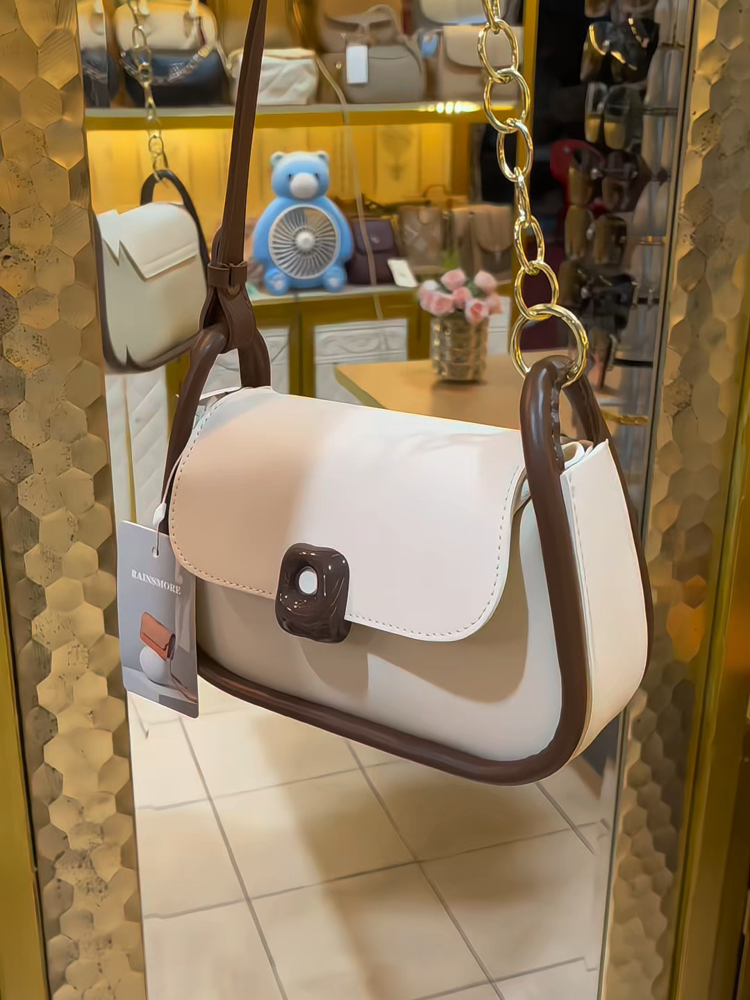 Gak semua tas murah itu murahan nih contohnya 😍  #shoulderbagwanita #tasselempangwanita #taswanitaelegan #handbagwanita