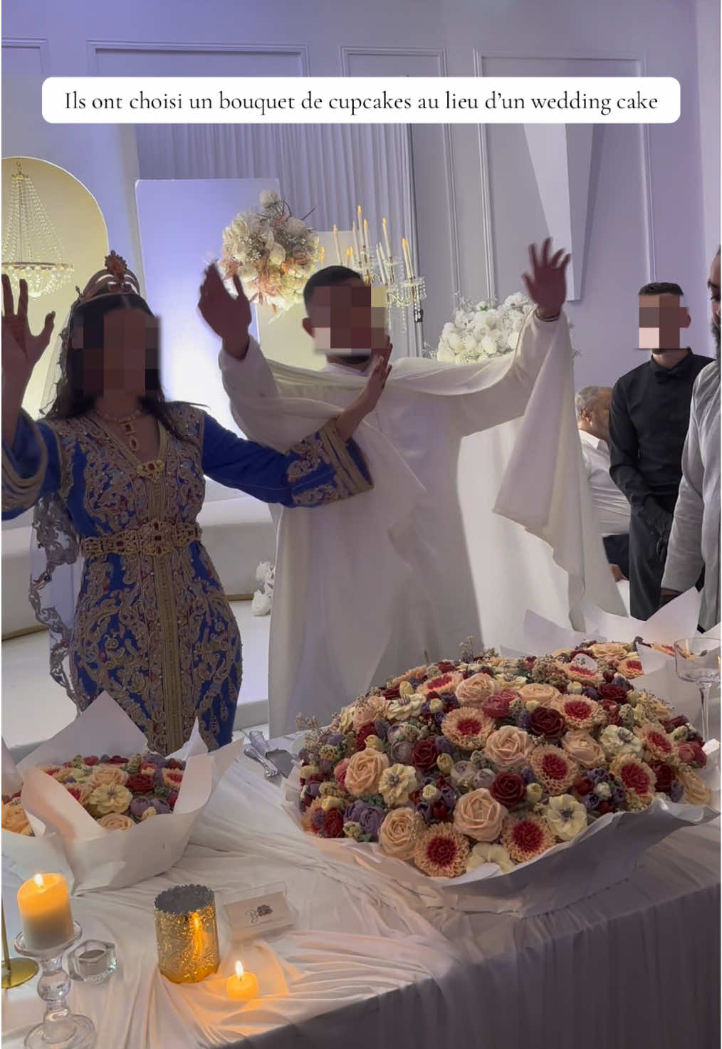 Et si, au lieu d’un wedding cake classique, vous surpreniez vos invités avec un bouquet de cupcakes unique et raffiné? #bouquetdecupcake #cupcakedecorating #bouquetofflowers #weddingcake #bouquetdefleurs 