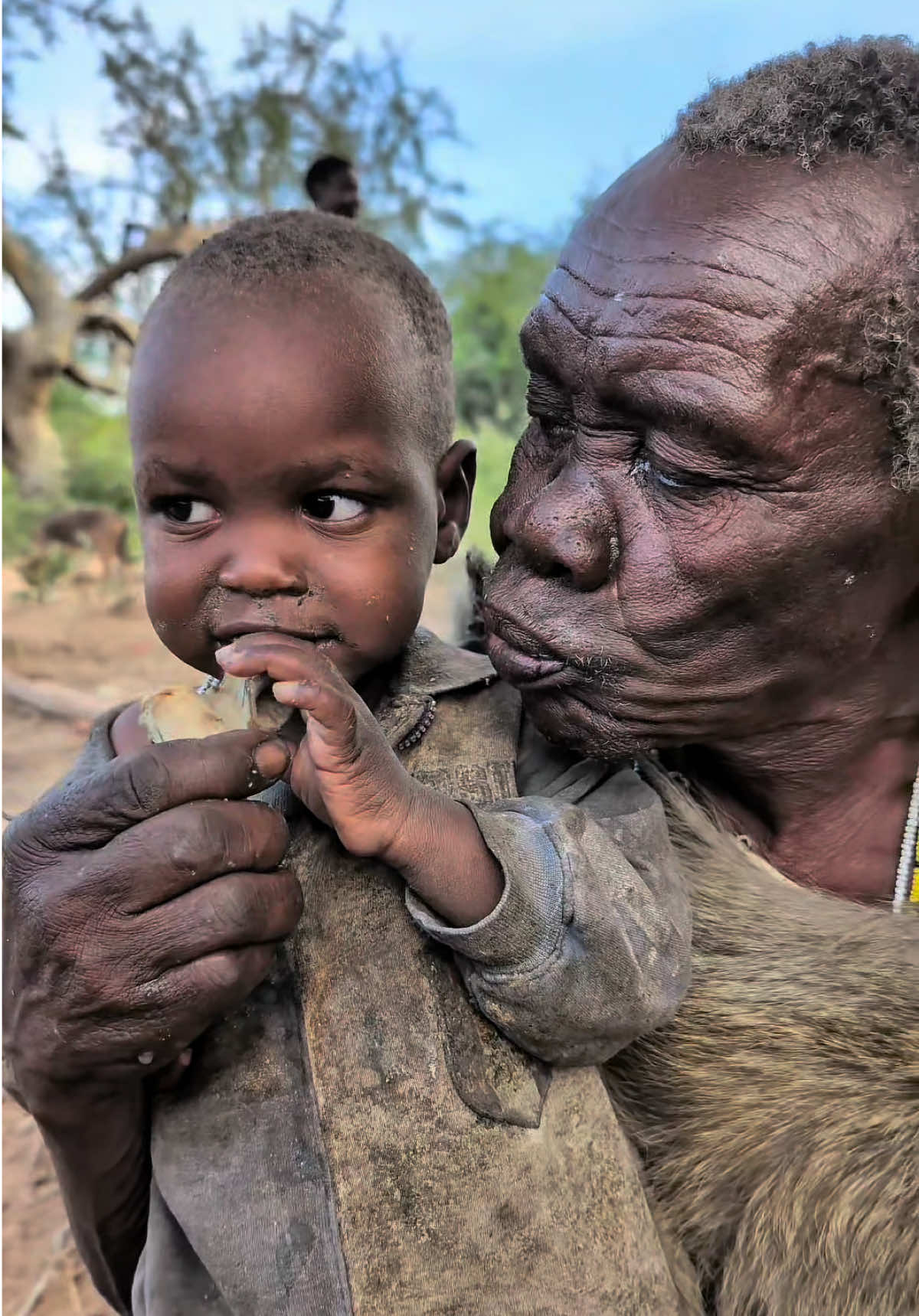 The tribal lunch was so delicious, all the leftovers from the pot were cleaned up. Finally, let's see how many dogs the tribe has raised#hadzabetribe #foryoupage #FoodLover #cooking #chaaba 