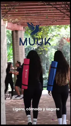 Tu motivación empieza con el tapete correcto  Cada movimiento fluye mejor cuando tienes la base ideal 🧘‍♀️✨ 💪 Resistente 🌀 Antideslizante 👜 Súper práctico para llevar a cualquier lugar 👉 Haz clic y lleva el tuyo hoy mismo. #FitnessMotivation #YogaFlow #EntrenaEnCasa #TapeteFitness #muukfitness 
