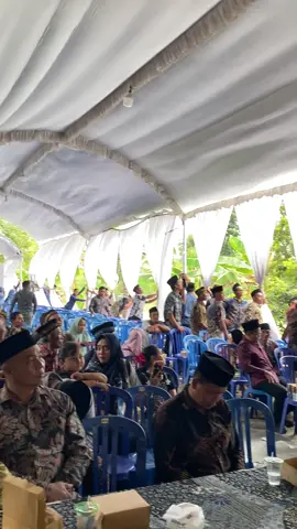 Tadi sore 1 Oktober 2025  Mbak manten nya sampek mau nangis, bener2 anginnya kencen banget😭 acara langsung dihentikan sementara, untung bapak2 nya sigap langsung pegangin tendanya terimakasih semuanya #ponorogo #ponorogo24jam #ponorogo_kota_reog #anginkencang 
