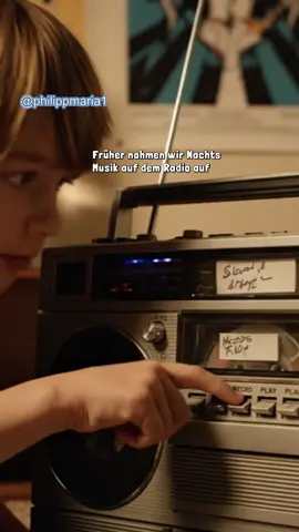 Früher nahmen wir Musik nachts aus dem Radio auf – und wehe, der Moderator redete rein. 🎶 Nostalgie pur❤️ Viel Spaß bei dieser kleinen Zeitreise.❤️ Ein Bleistift gegen Bandsalat war unser einziger Lifehack. Walkman am Gürtel, Mixtape im Ohr, und die Welt war in Ordnung. 💿✨ Donnerstags gab’s die Bravo – Starschnitt, Poster und Zimmer voller Helden statt Tapete. 🚲 Im Sommer ins Freibad, ohne Helm, mit Chlorgeruch, Sonnenbrand und den besten Pommes der Welt – mit bunter Plastikgabel. 🍟☀️ Abends Zuhause die einzige Frage: „Hattet ihr Spaß?“ – und diese Freiheit war unbezahlbar. Eine andere Zeit. Aber bis heute ein Stück Zuhause. 💛 #nostalgie#kindheitserinnerung#kindheitserinnerungen