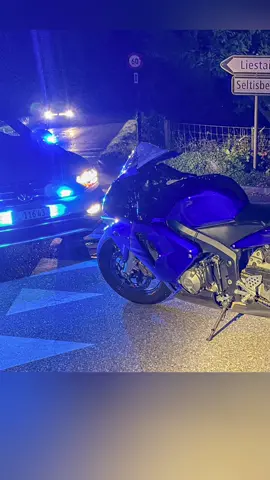Erlaubt sind auf diesem Streckenabschnitt 60 km/h. Der Lenker konnte mit seinem Fahrzeug trotz nach oben geklapptem Kontrollschild eruiert werden. Bild: Kapo BL #schweiz #basel #baselland #motorrad #schwiz #blaulicht #polizei #fy #fyfy #tzfernandez 