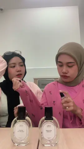 One day kita banyak duit yaa.. Btw ini parfumnya enak bgt besss, tahan lama, mana murah meriah kaliii, di aku harganya 59.900 di kalian berapa?? Cek kerkun😗