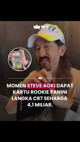 Steve Aoki mendapat hadiah dari kolektor berupa kartu rookie panini langka bergambar CR7 saat masih bermain untuk Sporting Lisbon tahun 2002-2003.  Kartu itu sekarang sudah senilai 250.000 Dollar atau setara dengan 4,1 miliar Rupiah 💸 - [📸: fanaticscollect]  #KUYEntertainment 