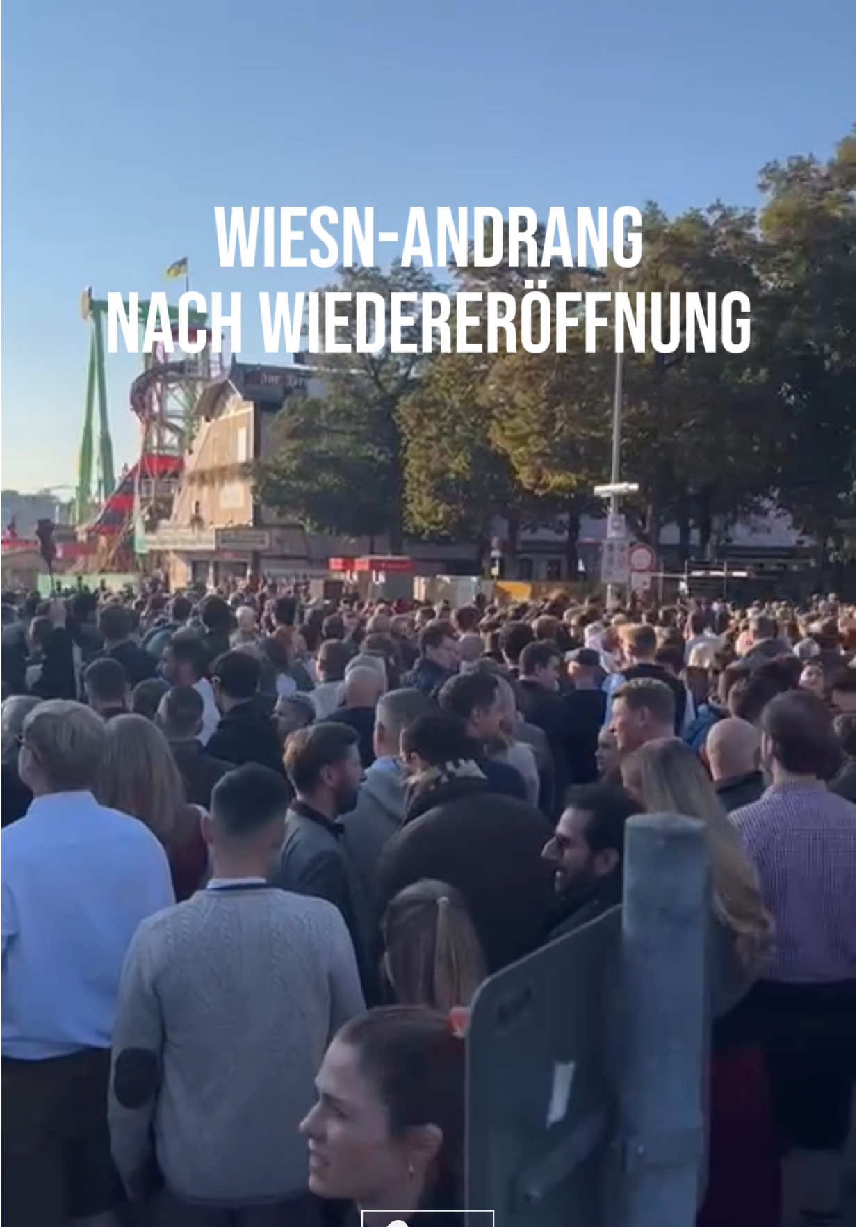 🍻 Der Ansturm aufs Oktoberfest nach der Entwarnung und Wiedereröffnung ist groß! Viele Wiesn-Fans warten ungeduldig an den Eingängen und drängen aufs Oktoberfest. Die Besucher werden in Blockabfertigung aufs Festgelände gelassen.