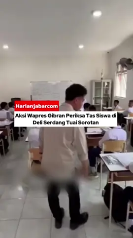 Video Wapres Gibran saat memeriksa isi tas seorang siswi di Deli Serdang menjadi perbincangan warganet. Sejumlah pihak menilai tindakan tersebut melanggar privasi. Peristiwa ini menuai pro dan kontra di media sosial. #HarianJabar #Gibran #DeliSerdang #Viral