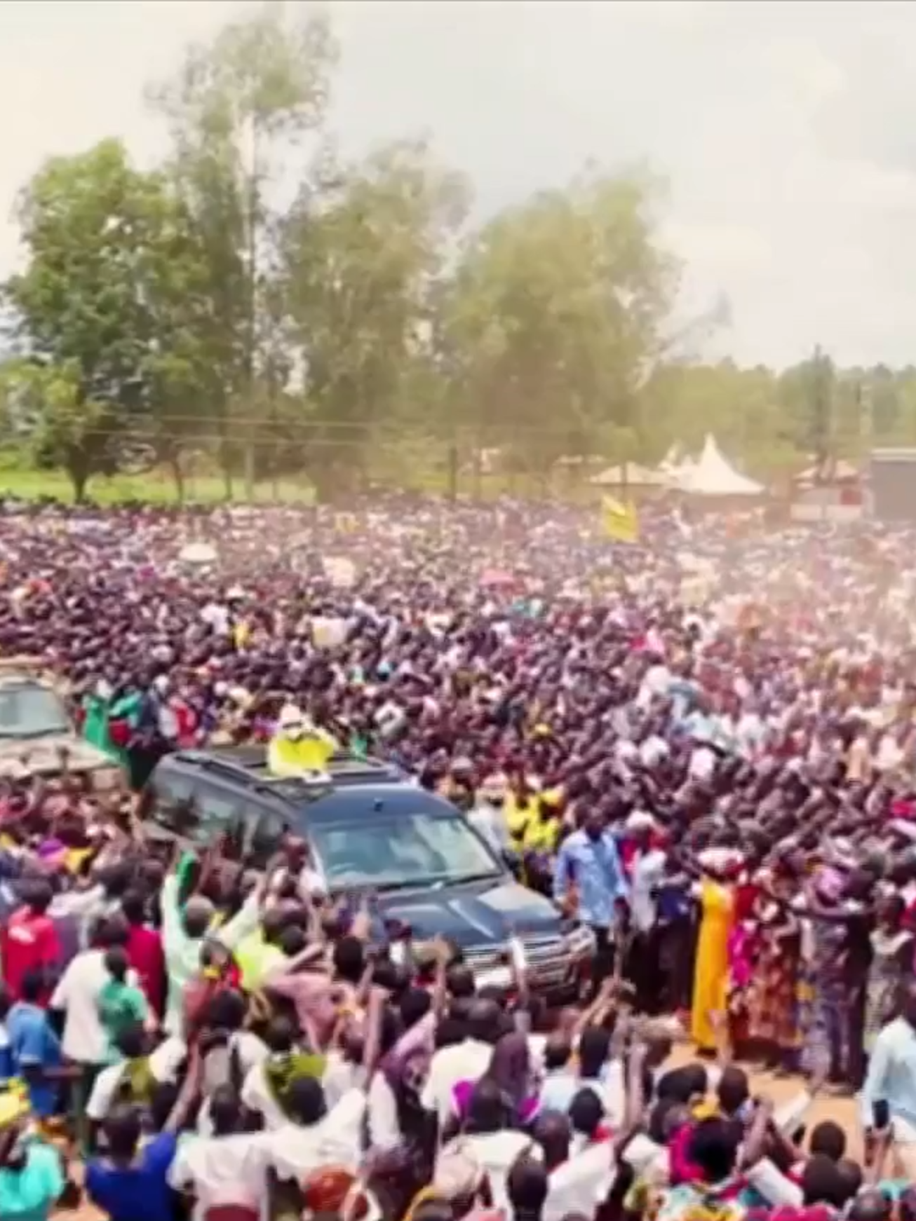 VIDEO: Ssentebe wa NRM era abakwatidde bendera ku bwa pulezidenti Kaguta Museveni, asiibye mu bitundu by’e Lango gy’akubye enkungaana bbiri mu distulikiti y’e Amolator ne Dokolo. #NBSUpdates #UgVotes2026 #NBSAmasengejje