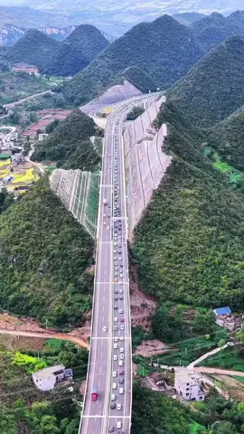 A road is cut through the mountains, a bridge is built over the water. Let's take a look at the Huajiang Gorge Bridge, which is the world's tallest bridge. It was packed with traffic on the first day of the National Day holiday
